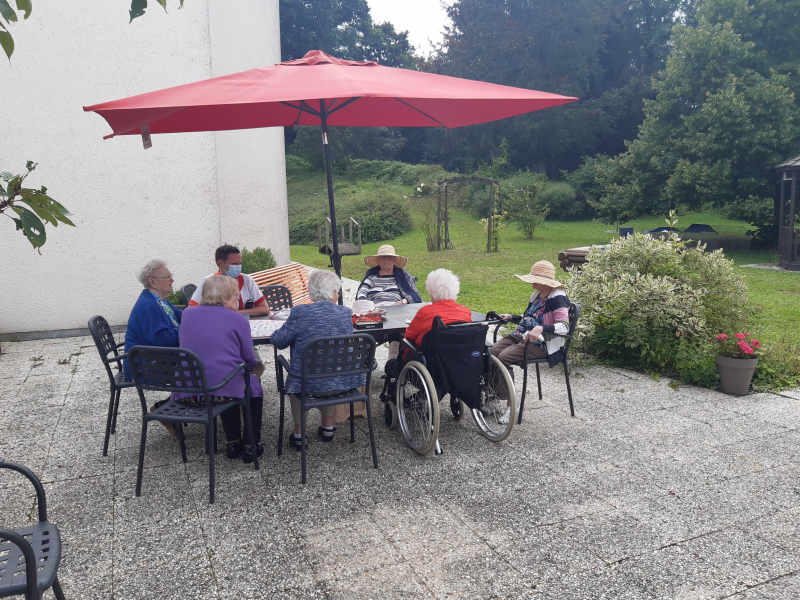 Jeux de société en extérieur en ce bel après-midi d'été