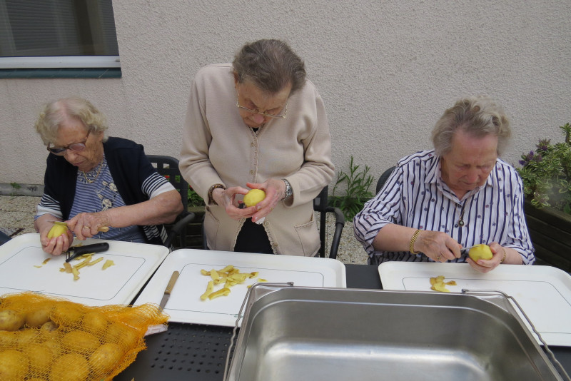 Eplucher les légumes pour la soupe sur la terrasse, quel bonheur!